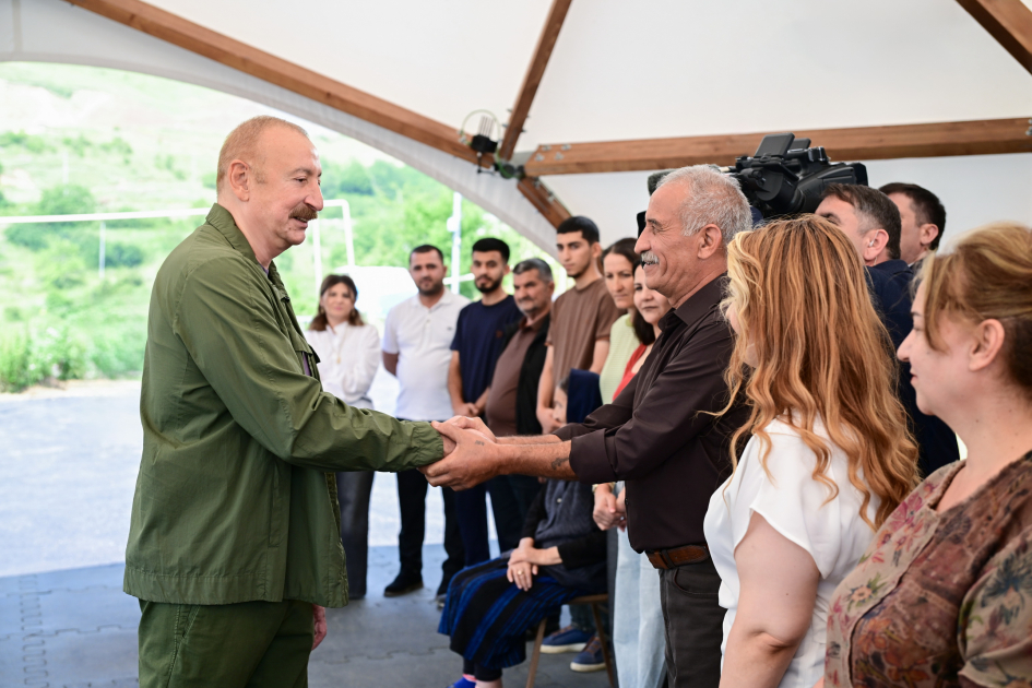 Prezident Kiçik Qaladərəsi kəndində sakinlərlə görüşdü – FOTO