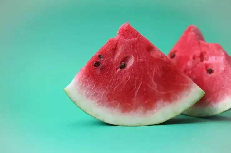 Qarpız yemişlə spirtli içki içmək olar?